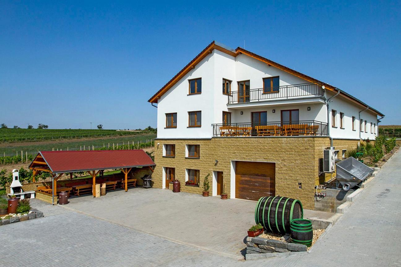 Vinarstvi & Penzion Knapek Strachotin Otel Dış mekan fotoğraf